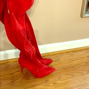 Only wore once. In very good conditions